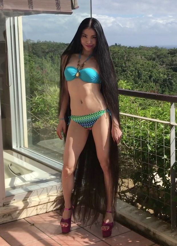 VIDEO - Floor length hair paradise