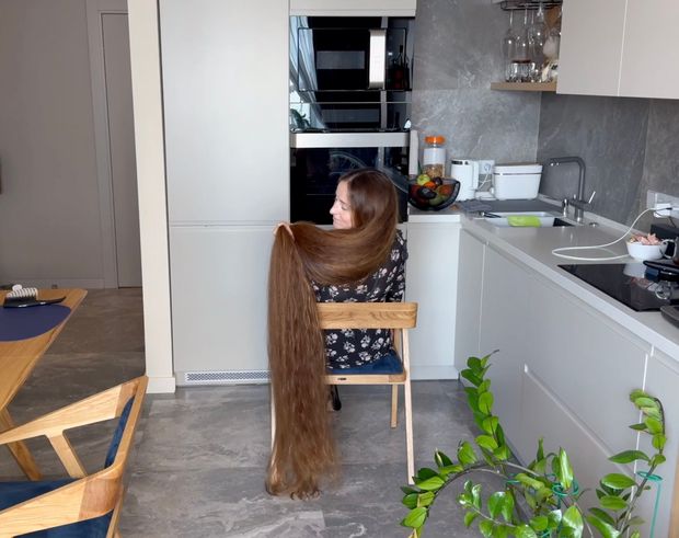 VIDEO - Lady with two meter long hair