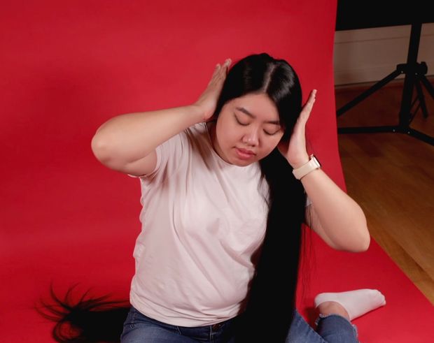 VIDEO - Really long black hair on red
