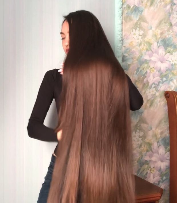 VIDEO - Alina&#x27;s long hair covering and smelling