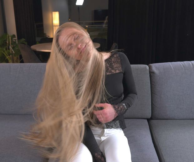 VIDEO - Blonde braid and hair flips