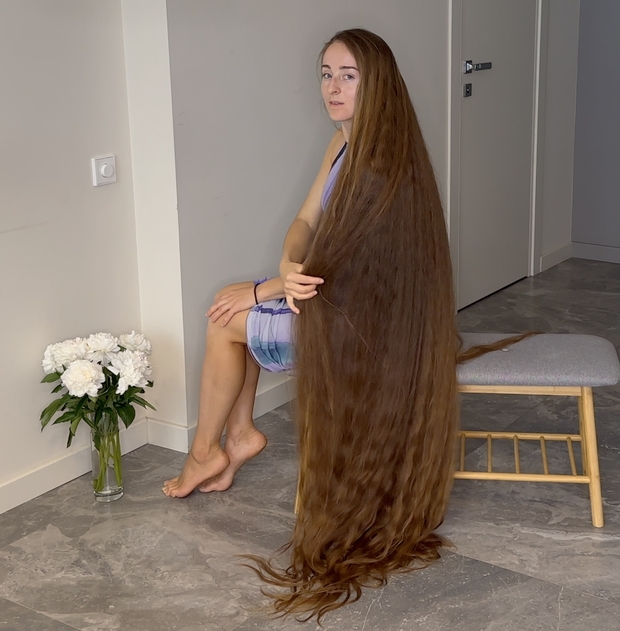 VIDEO - Floor length hair dream