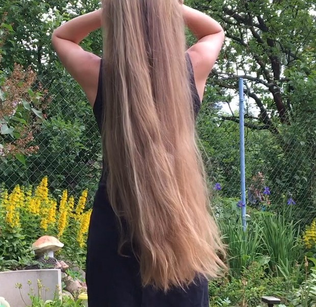 VIDEO - Katarina in her garden
