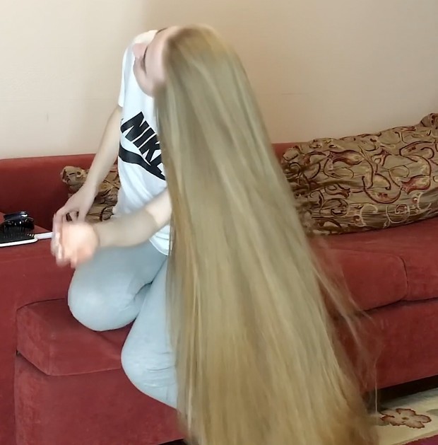 VIDEO - Red sofa, blonde hair