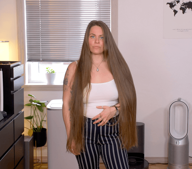 VIDEO - Bundrops in front of her face 2