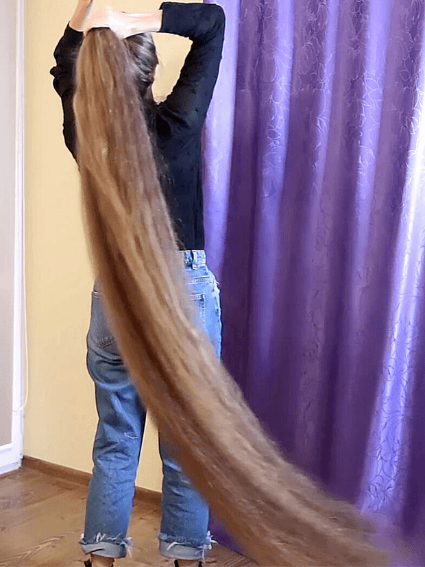 VIDEO - Extreme hair length is her passion