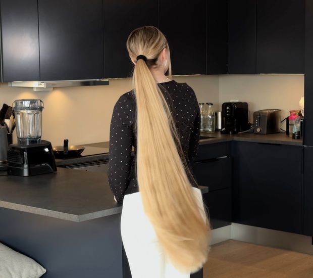 VIDEO - Ponytails and buns display