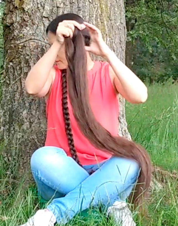 VIDEO - Super long hair by the tree