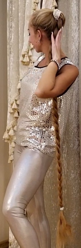VIDEO - Super long folded blonde hair