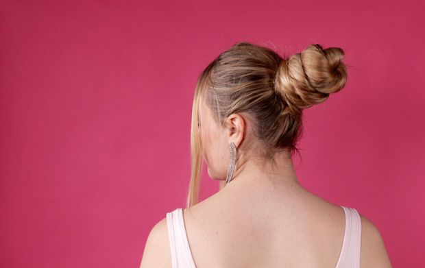 VIDEO - The ponytail and bun show perfection on pink