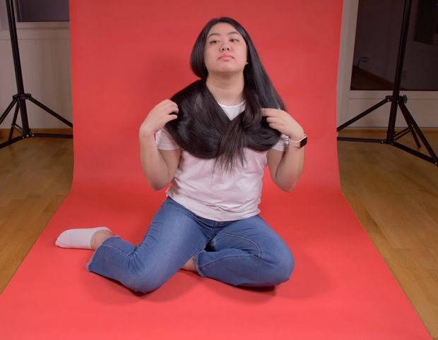 VIDEO - Really long black hair on red