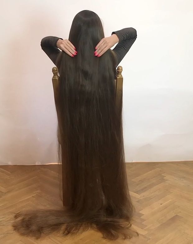VIDEO - Floor length hair display