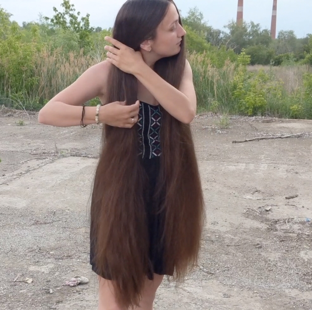VIDEO - Displaying her massive mane in the wind