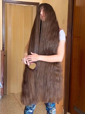 VIDEO - Ultra thick hair brushing in front of her face + oiling