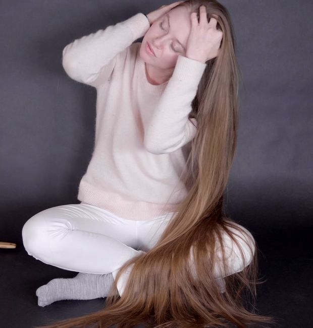VIDEO - Emilie&#x27;s perfectly healthy, silky hair