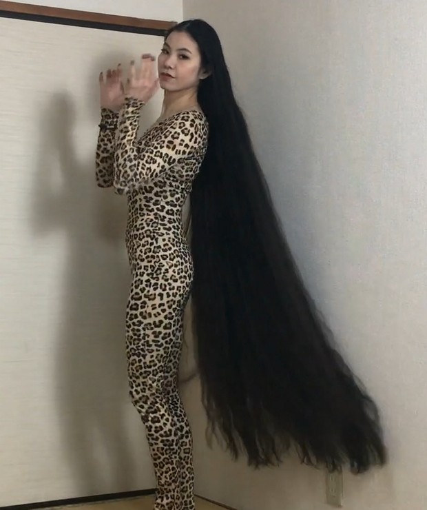 VIDEO - In front of her face 5