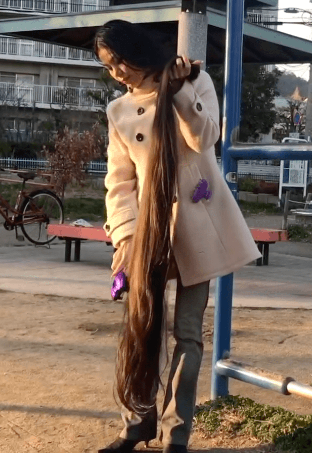 VIDEO - Floor length hair in public 2