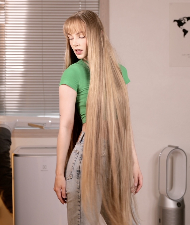 VIDEO - Super beautiful blonde Rapunzel