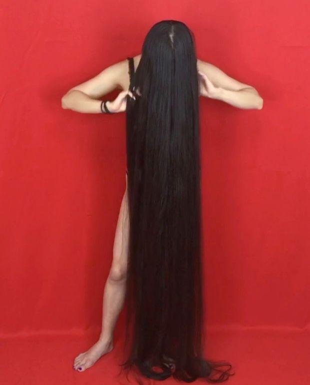 VIDEO - Extremely long hair and three heavy braids
