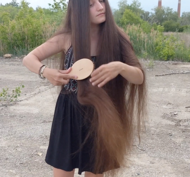 VIDEO - Displaying her massive mane in the wind