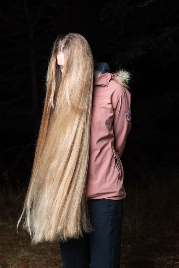 PHOTO SET - A thick mane in motion photoshoot