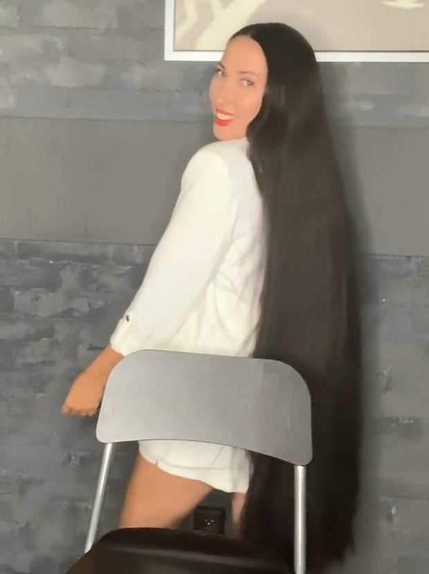 VIDEO - Mila&#x27;s high ponytail