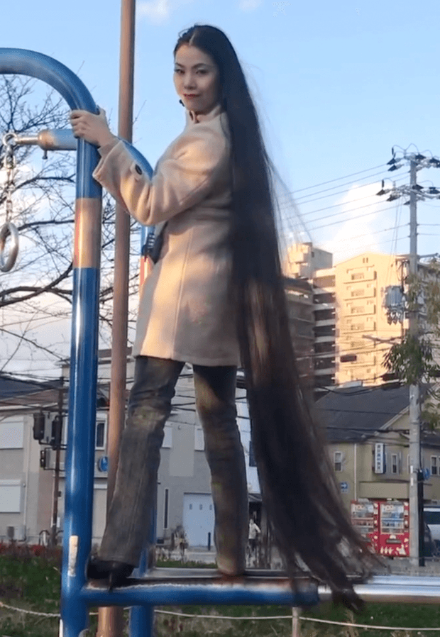 VIDEO - Floor length hair in public 2