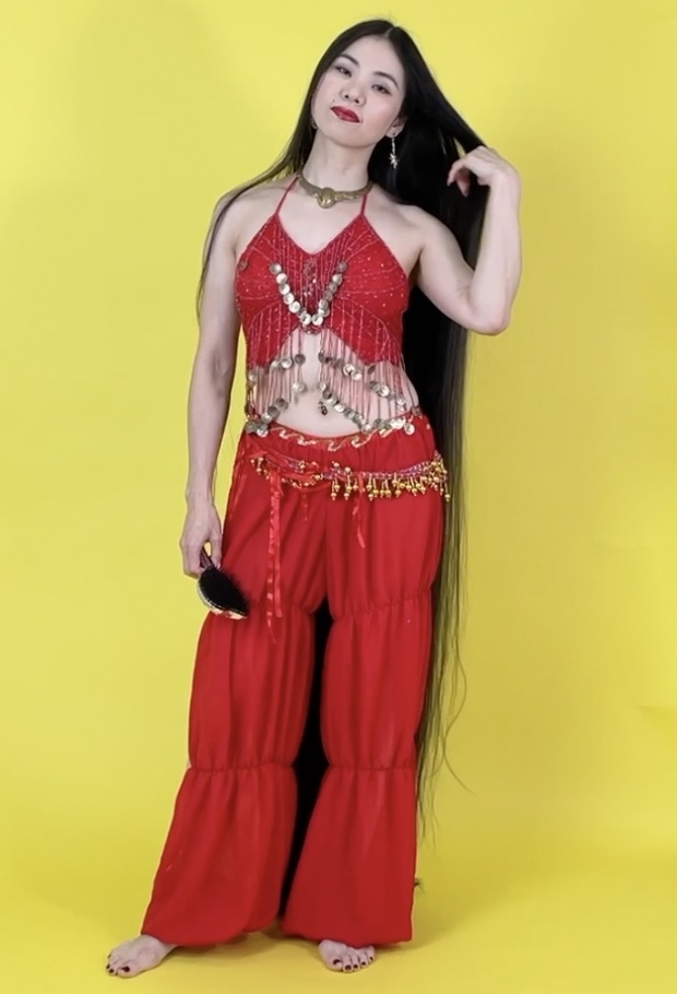 VIDEO - Beyond floor length hair belly dancer