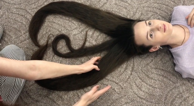 VIDEO - Long hair and fun