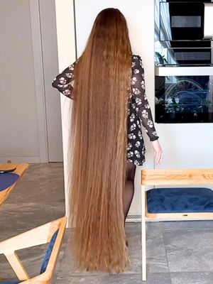 VIDEO - Lady with two meter long hair