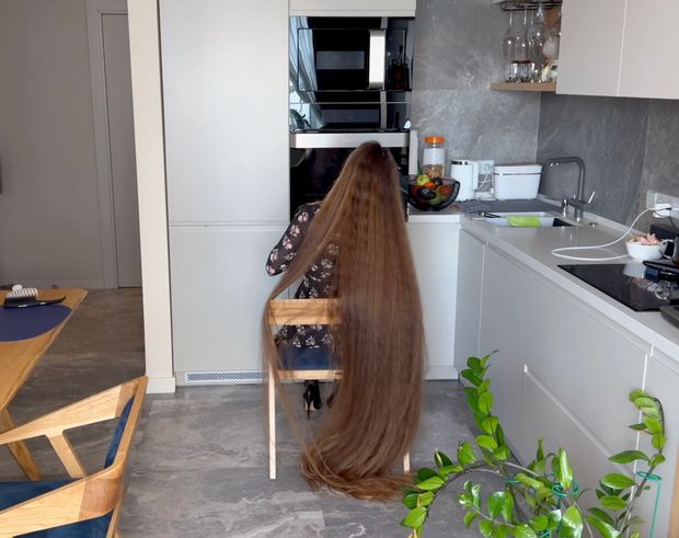 VIDEO - Lady with two meter long hair