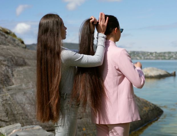 VIDEO - Two sisters by the sea