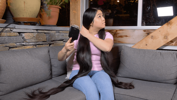 VIDEO - Rapunzel brushing in the sofa