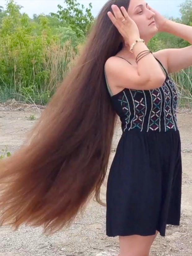 VIDEO - Displaying her massive mane in the wind