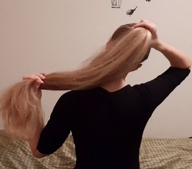 VIDEO - Irina&#x27;s thick, healthy blonde mane