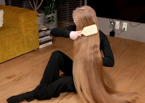 VIDEO - Blonde calf length hair floor show
