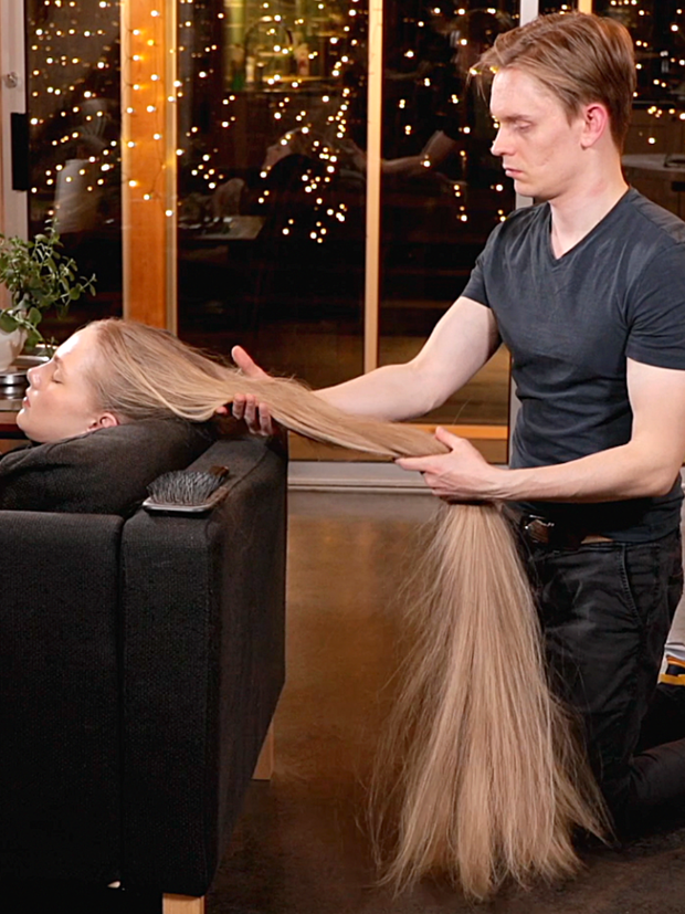 VIDEO - A lot of blonde hair to play with