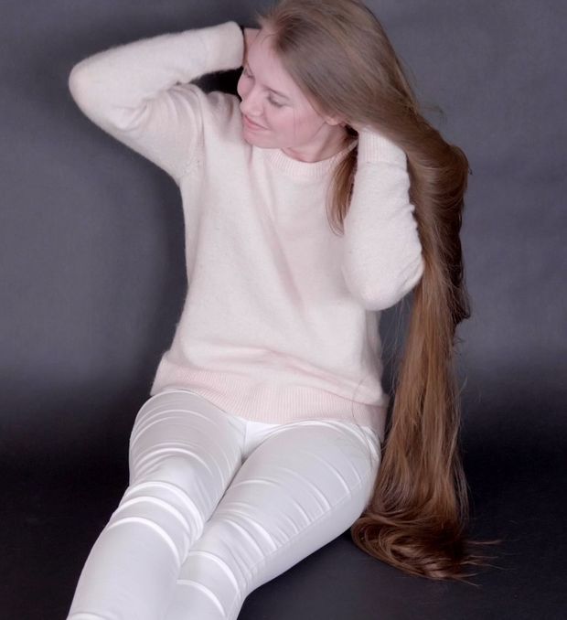 VIDEO - Emilie&#x27;s perfectly healthy, silky hair