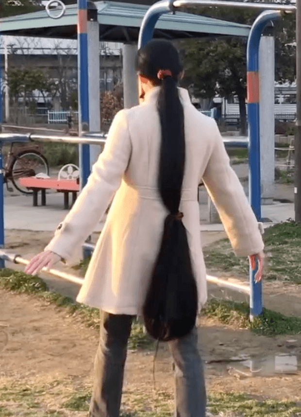 VIDEO - Floor length hair in public 2