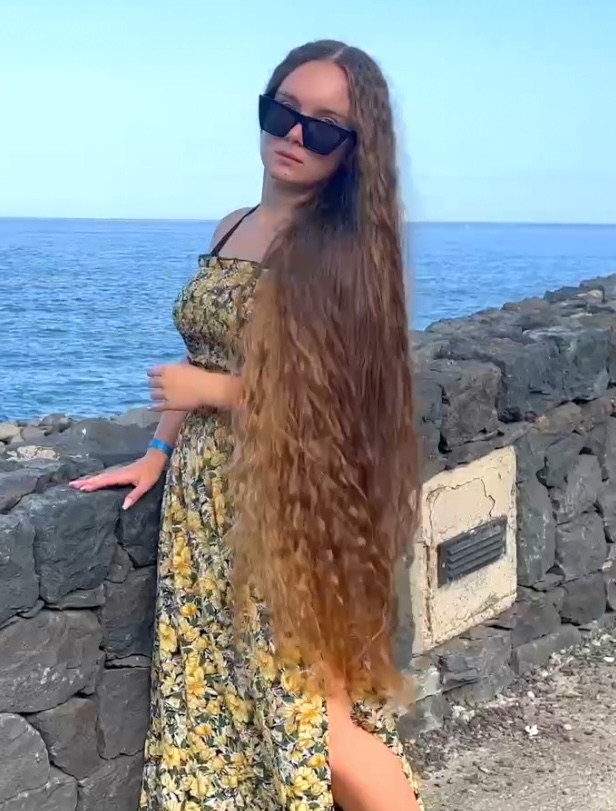 VIDEO - Natalia&#x27;s beautiful hair show by the sea