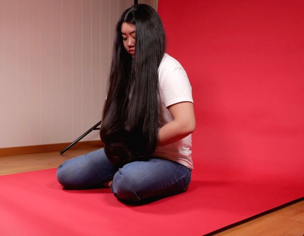 VIDEO - Really long black hair on red