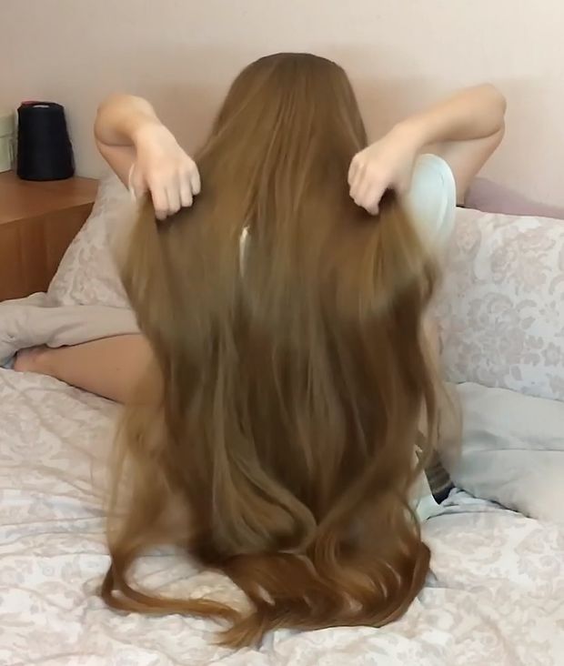 VIDEO - Heavy, blonde, thick, long hair