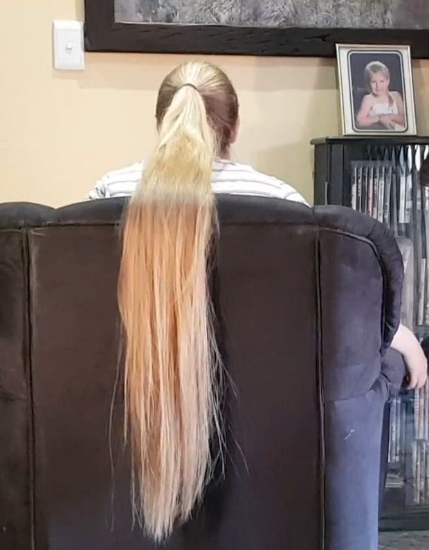 VIDEO - Heavy blonde hair behind the chair