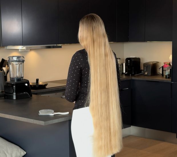 VIDEO - Ponytails and buns display