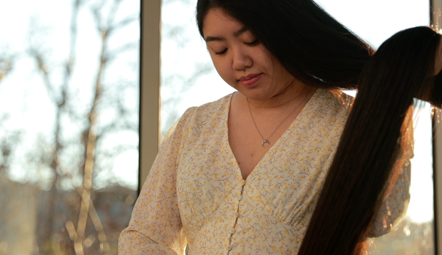 VIDEO - Isabell brushing her very long hair