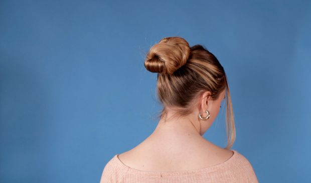 VIDEO - Hair bun perfection on blue