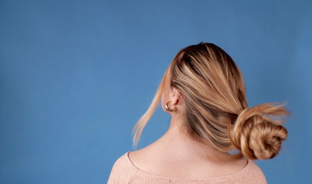 VIDEO - Hair bun perfection on blue