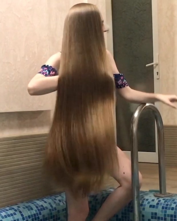 VIDEO - Rapunzel bathing