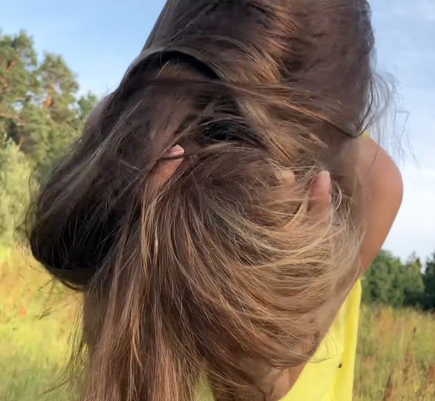 VIDEO - Blonde hair, pink comb