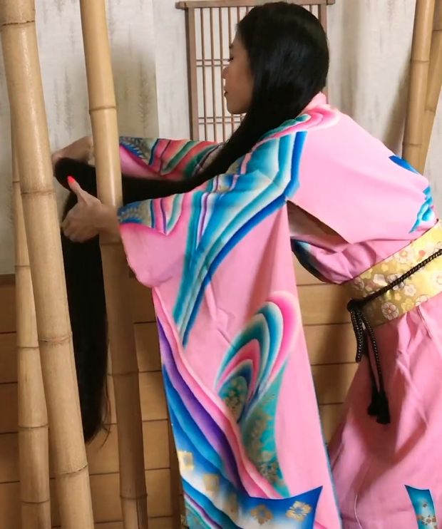 VIDEO - Super long Asian hair